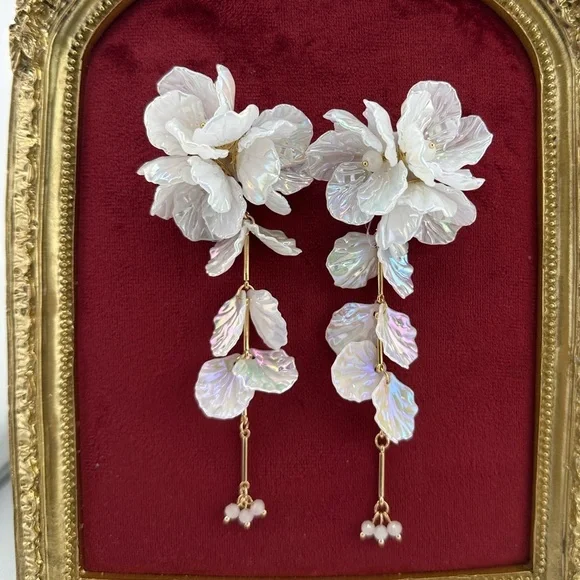 Zara Kate Middleton Elegant White Floral Drop Earrings - Picture 4 of 7